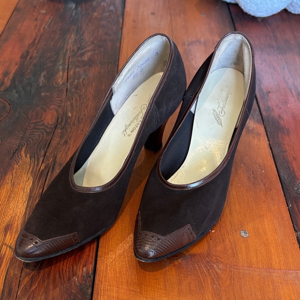 Vintage Eaton’s Featherweight Dark Brown Suede Women's Heels